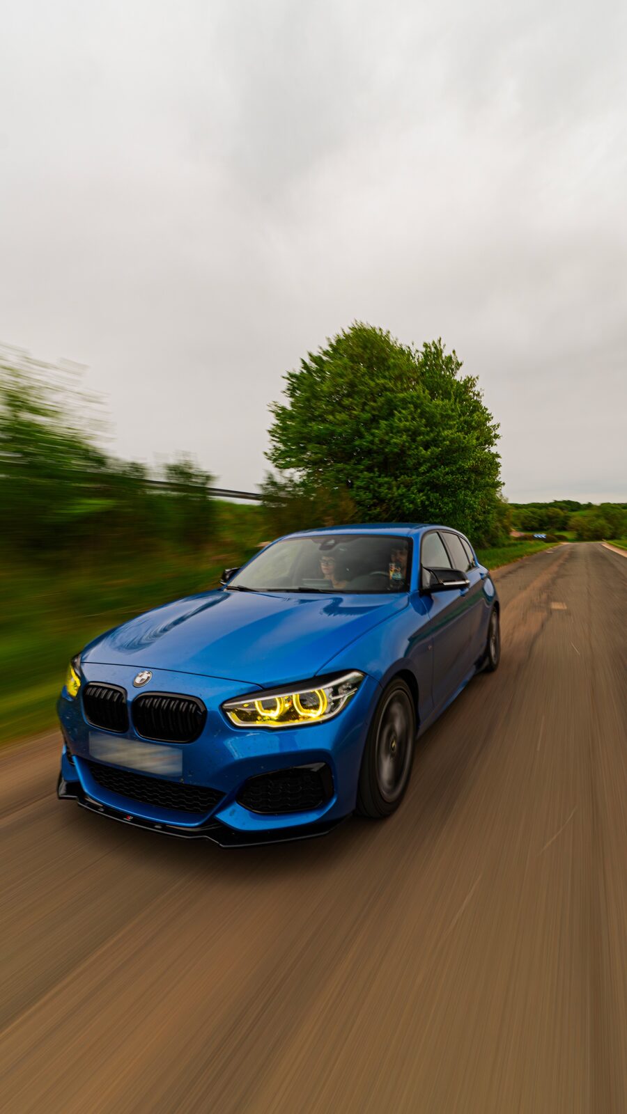 BMW Série 1 bleue de trois-quarts