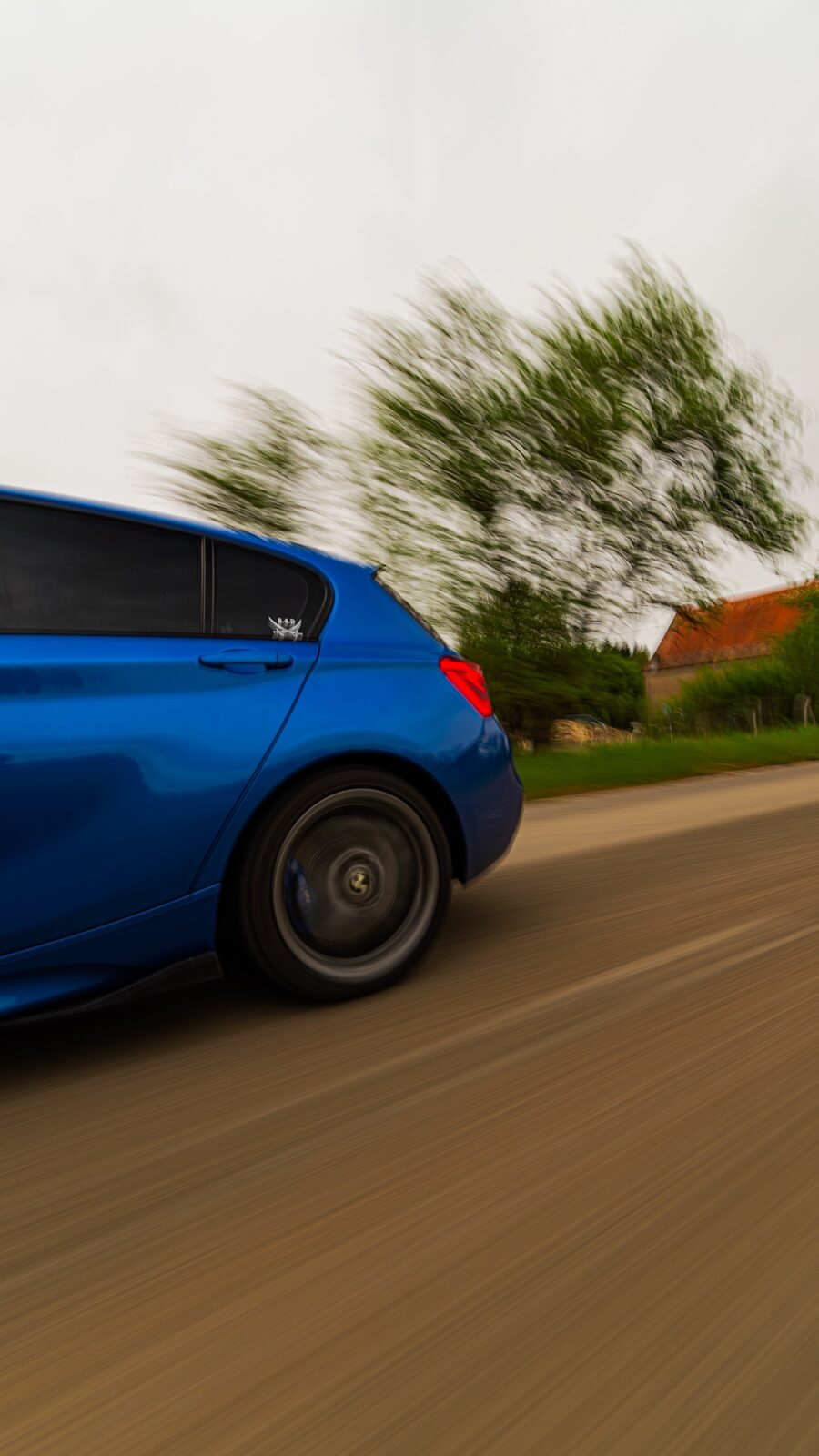 Profil arrière d'une BMW Série 1 bleue