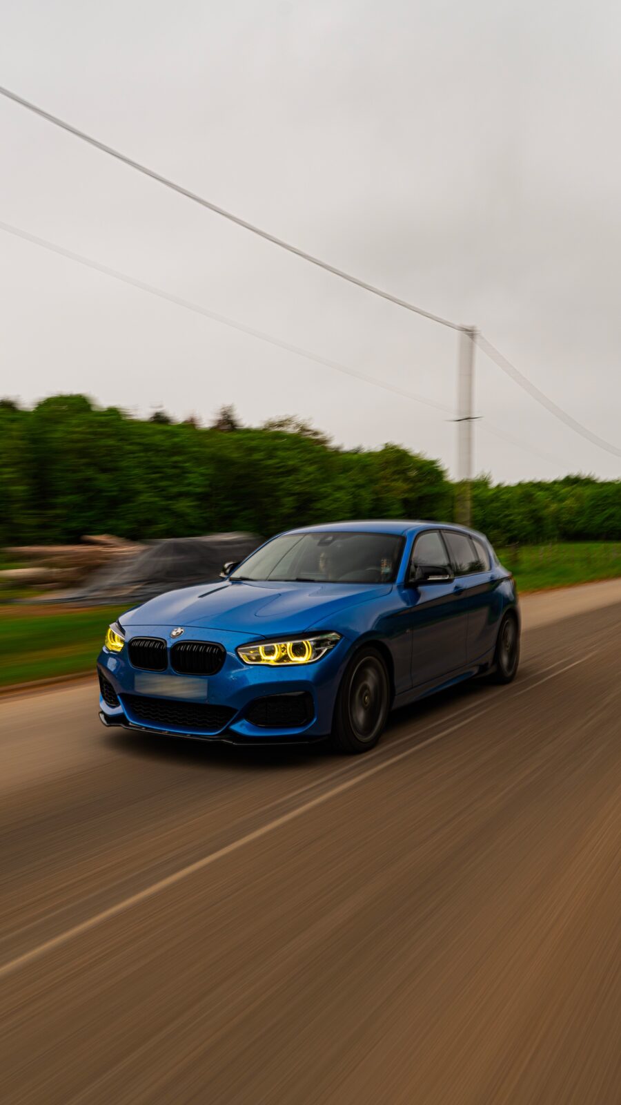 BMW Série 1 bleue phares allumés
