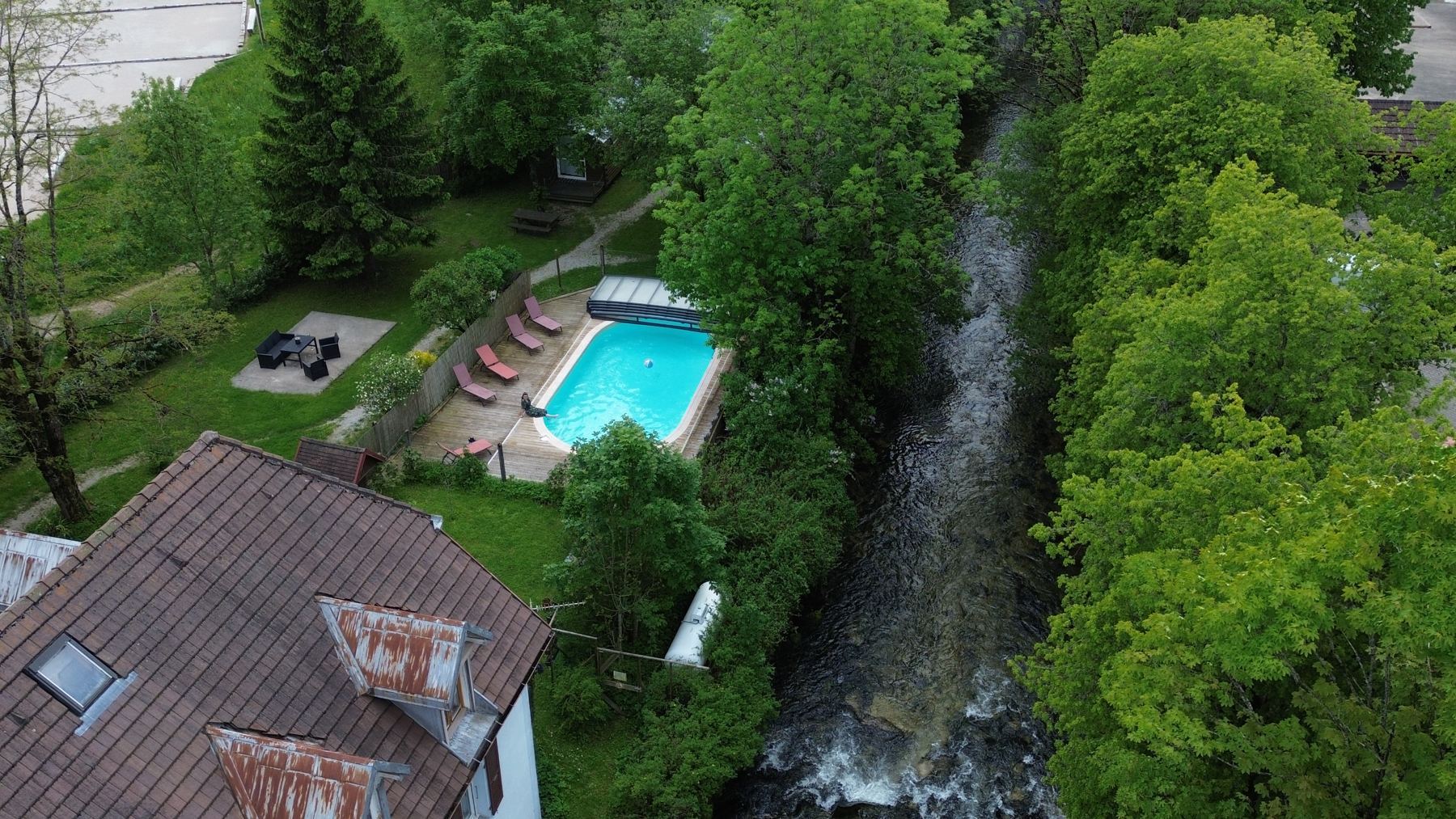 Photo immobilière · Piscine et rivière · Drone